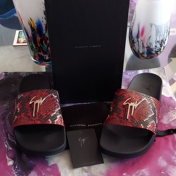 Giuseppe Zanotti Slides - Picture 1 of 6
